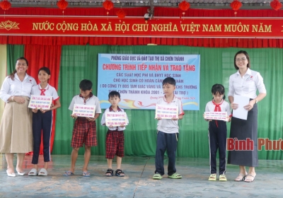 Chơn Thành: Trao yêu thương đến học sinh khó khăn